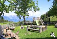 Parco giochi con altalene