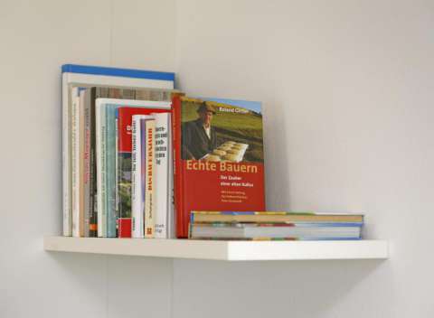 Scaffale con libri sul Sudtirolo