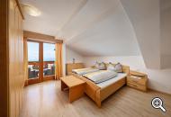 Schlafzimmer mit Doppelbett