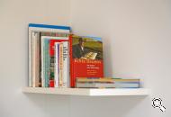 Scaffale con libri sul Sudtirolo