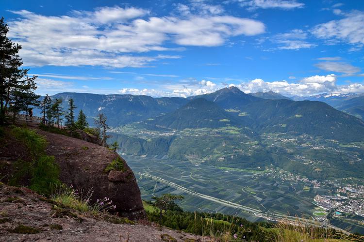 Das Knottnkino mit Panoramablick ins Etschtal Das Knottnkino mit Panoramablick ins Etschtal