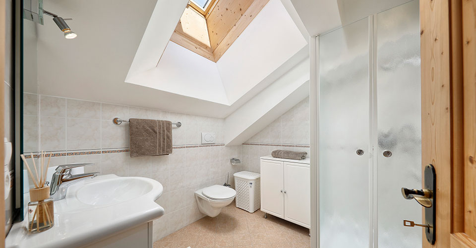 Badezimmer mit Dusche