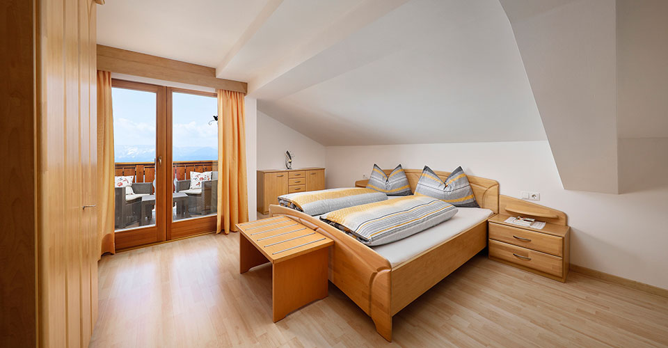 Schlafzimmer mit Doppelbett