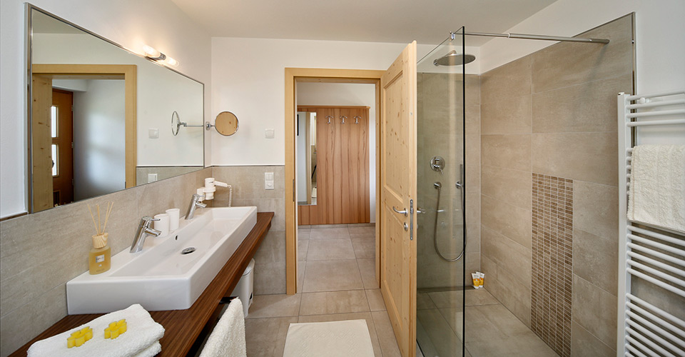 La stanza da bagno è dotata di doccia