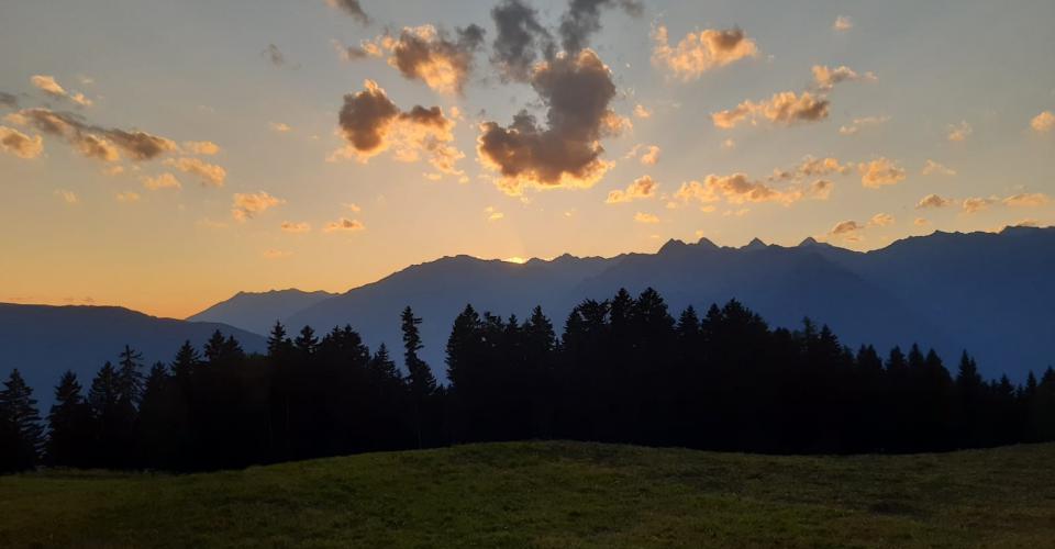 Grüne Wiesen und nahe Berge