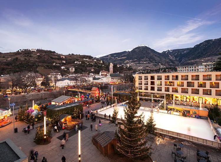 Christkindlmarkt und Eislaufplatz in Meran am Thermenplatz