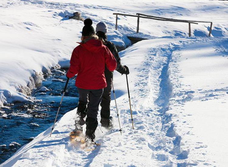 Schneeschuhwandern durch die verschneite Winterlandschaft von Hafling